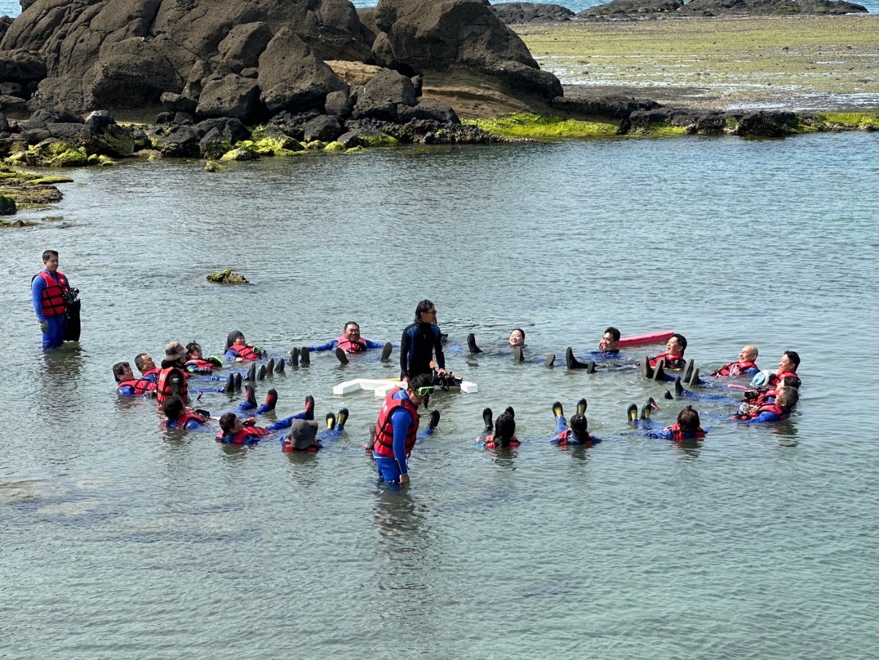 112年4月海域進階學員在東嶼坪浮潛觀察海域生態。